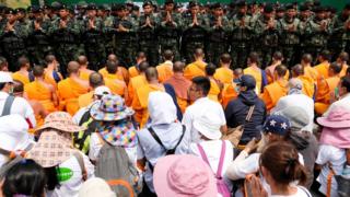 พระวัดพระธรรมกายและกลุ่มผู้สนับสนุนเผชิยหน้ากับทหารที่บริเวณหน้าวัด