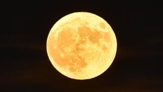 Foto de la superluna en primer plano.