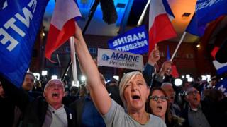 Apoiadores de Le Pen comemoram resultado de domingo