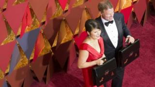 Los contadores Martha Ruiz (izq.) y Brian Cullinan (der.) durante la ceremonia de los Oscar 2017