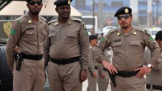 أفراد بالشرطة السعودية