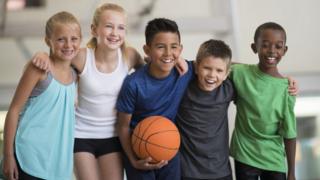 Niños haciendo ejercicio