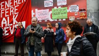 Протест у здания Cumhuriyet