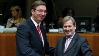 Serbian Prime Minister Aleksandar Vucic poses with European Neighbourhood Policy and Enlargement Negotiations Commissioner Johannes Hahn, 14 Dec