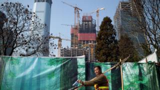 北京街头某建筑工地外的一名工人(28/3/2017)