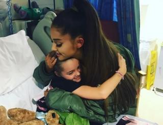 Ariana Grande abraza a Lily Harrison
