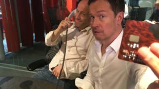 BBCのダン・シモンズと双子の兄弟ジョーさんは銀行の声紋認証システムをだますことに成功した