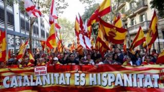 Abigaragambya i Barcelona bafite ibyapa byanditseho ngo "Catalonia ni iya Espagne".