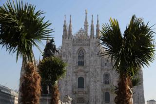 Palmiyeler kentin ünlü Duomo Katedrali'nin önündeki meydana dikildi