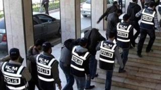 Gözaltına alınan polisler (Arşiv)