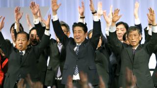 安倍晉三(中)在東京自民黨黨大會上與高層黨員三歡呼「萬歲」(5/3/2017)