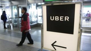 muppy publicitario de Uber en un aeropurto
