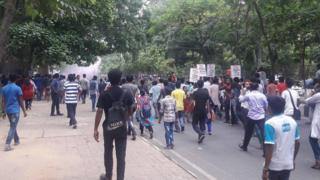 ভাস্কর্য সরানোর প্রতিবাদে বের করা মিছিলে পুলিশ টিয়ার গ্যাস নিক্ষেপ করে
