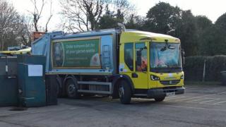 Refuse truck