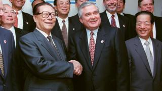 江泽民(左)与钱其琛(右)在万国商业机器(IBM)纽约总部参观(31/10/1997)