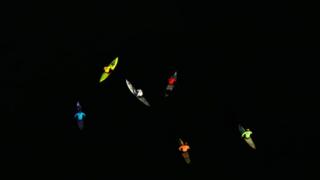 Surfistas hombres en el torneo por invitación de Mavricks