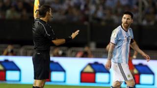 Lionel Messi proteste contre l'arbitre de touche qui n'a pas sifflé une faute commise sur lui lors du match contre le Chili