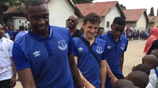 Abakinyi ba Everton bagendeye ishure rya Mchanganyiko