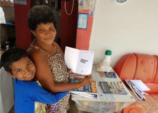 Damiao abraza a su madre.