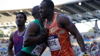 L'Ivoirien Ben Youssef Meité félicité par le cubain Yunier Perez après avoir remporté les 100 mètres
