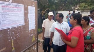 நிபந்தனைகளைப் படிக்கும் மாணவர்கள், பெற்றோர்.
