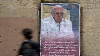 6 Şubat'ta çekilen bu fotoğrafta Papa Francesco aleyhine Roma sokaklarına asılan bir afiş görülüyor.