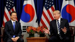 首脳会談に臨む韓国の文大統領(写真左)とトランプ米大統領(21日、ニューヨーク)