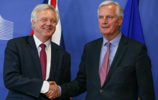 İngiltere AB Bakanı David Davis (solda) ve AB Başmüzakerecisi Fransız Michel Barnier kameraların karşısına geçti