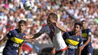 Jugadores de Boca Juniors y River Plate disputan el balón