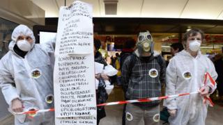 People protesting against the use of pesticides linked to endocrine in front of a Paris supermarket (file photo)