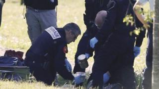 法国警方拆弹专家在巴约讷市郊处理一批“埃塔”组织枪支(8/4/2017)