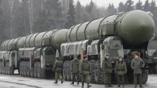 Makombora ya Topol RS-12M yakiwa nje ya Moscow, 2008