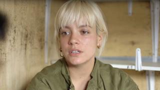 Lily Allen 'told by cabbie to find an immigrant driver' - BBC News
Lily Allen