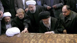 Kiongozi wa Iran Ayatollah Ali Khamenei(wa pili kulia) na Rais Hassan Rouhani(kati kati) wakiguza jeneza la Akbar Hashemi Rafsanjani