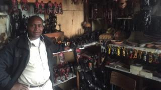 Umugabo agurisha ibidandazwa vy'utugenegene mu gisagara ca Nairobi