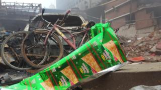 পুড়ে যাওয়া কারখানাটির ভেতরে পড়ে আছে চিপসের প্যাকেট