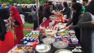 Igitigiri c'abantu baja mu birori vya Eid mu kibanza Small Heath Park congerekana ku mwaka