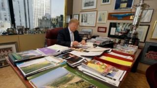 Trump akiwa katika ofisi yake ya biashara zake