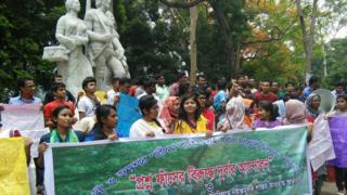 অপরাজেয় বাংলার সামনে প্রশ্ন ফাঁসের প্রতিবাদ