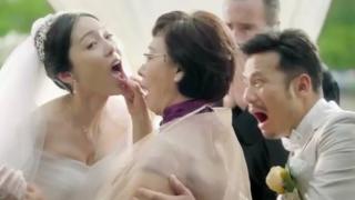 La madre del novio inspecciona a su nuera en plena boda.