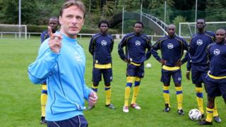 Antoine Hey (imbere), umumenyereza mushasha w'umurwi w'Urwanda