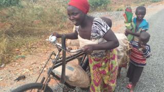 Nyandwi Jeannette avuga ko gupakira ibintu kw'ikinga ari imirimo yiwe ya misi yose