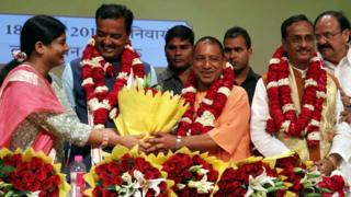 Adityanath (dhexda ku jira) ayaa la magacaabay markii xisbigiisa BJP doorashadii gobolka ku guulaystay