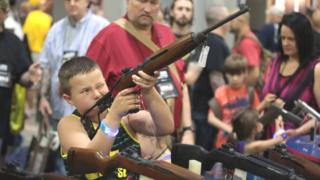 Child holds rifle at NRA convention