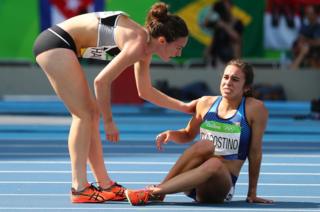 レース中に互いを助けあったニュージーランドのハンブリン選手(左)と米国のダゴスティノ選手