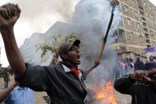 Taageerayaasha mucaaradka ee degan isku raranta Mathare ayaa ka mudaharaaday ee Uhuru Kenyatta ku horeeyey.