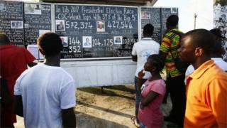 Lammiileen Laayibeeriyaa 'haasaa guyyaaa' gabatee gurraacha qarqara daandii irraa dubbifatu, magaalaa Monroviyaatti. Onkolooleessa 17, 2017. Lammiileen Laayibeeriyaa gaazeexaa bitachu hindandeenyees,odeeffannoofi bu'aa filannoo pireezidaantummaa filannoo waliigalaa gabatee gurraacha daandii irraatii argatu.