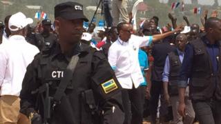 Prezida Paul Kagame (hagati akikujwe n'abamucungera umutekano) mu myiyamamazo