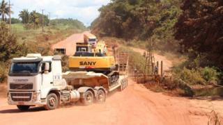 Carretas de grãos chegando pela BR-163