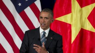 ハノイで記者会見するオバマ米大統領(23日)